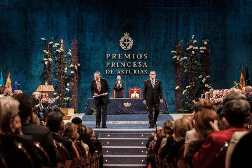 Philippe de Montebello and Mitchell Codding representatives of the Hispanic Society of America, 2017 Princess of Asturias Award for International Cooperation, receiving the award from HM The King Felipe VI. ©FPA